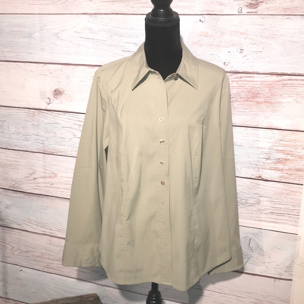 Avenue button down blouse. Size 20. Button down collared blouse. Green